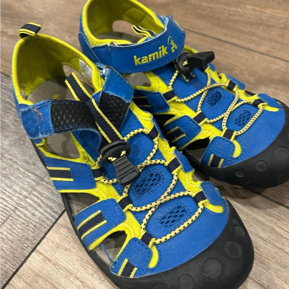 Kids sandal, like new. Only worn 1-2 times.
